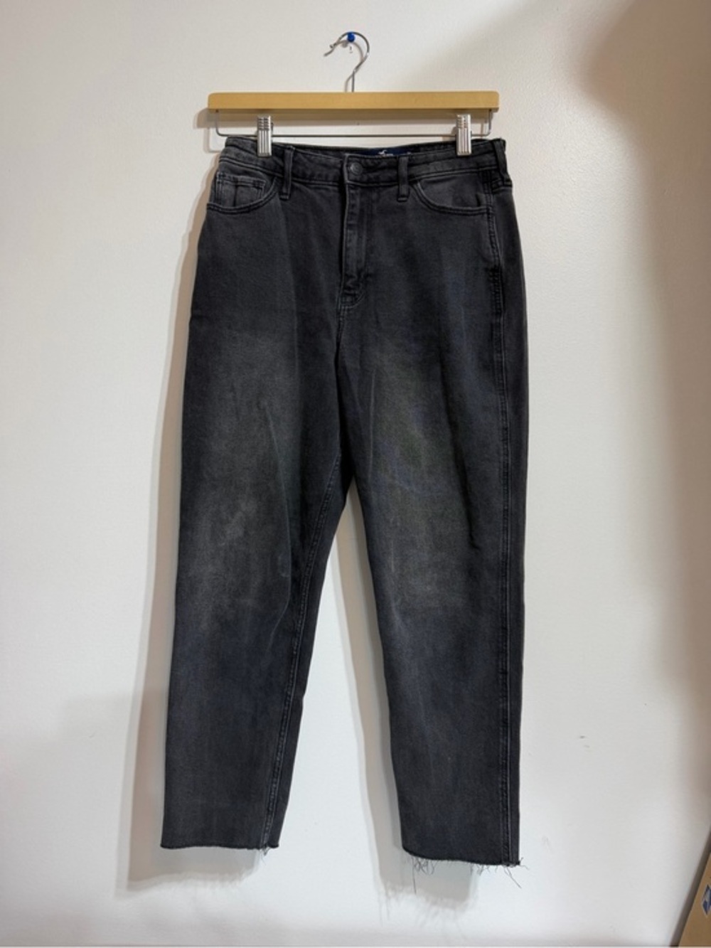 Hollister Ultra High-Rise Mom Jean Faded Black Raw Hem Size 3S